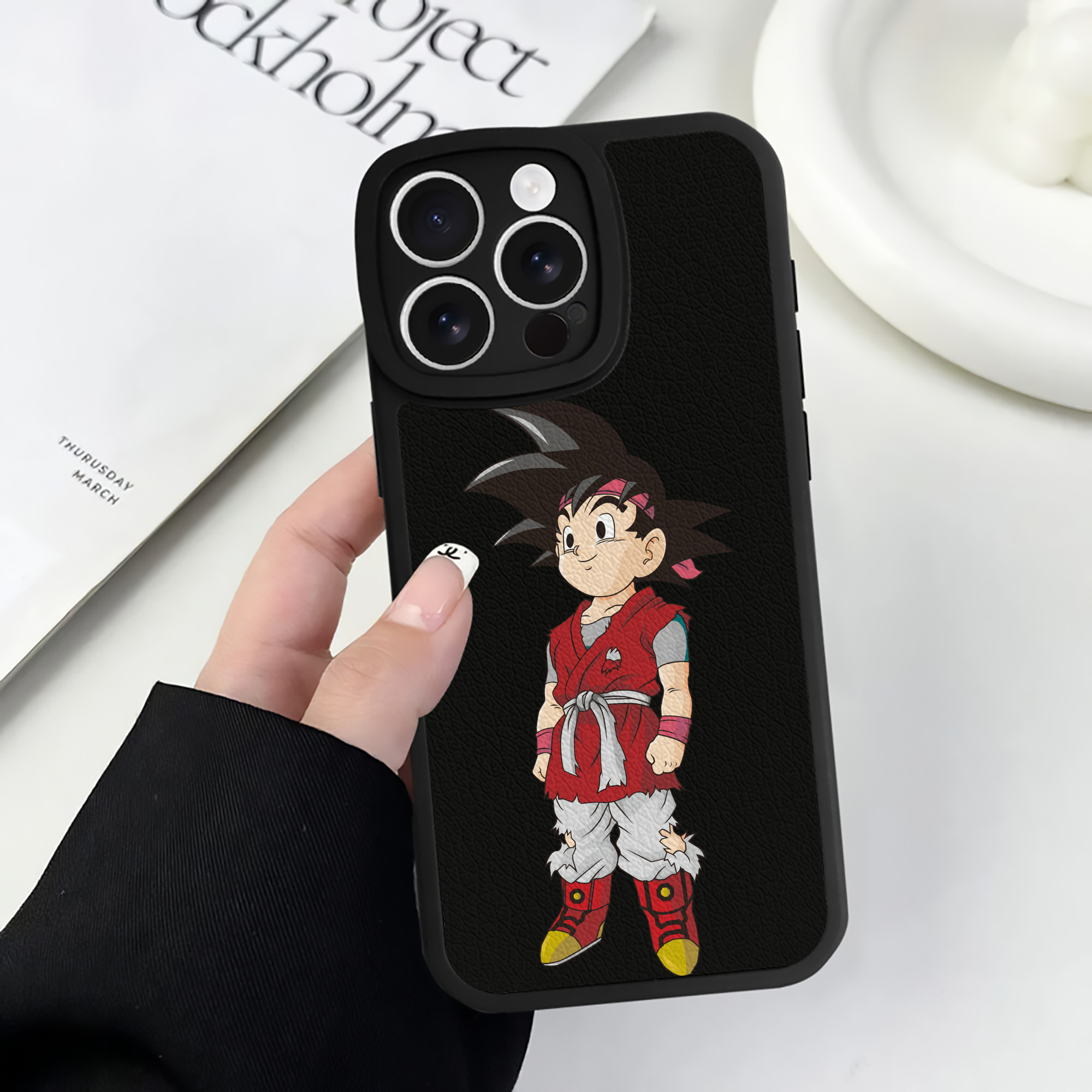 （画像用） ドラゴンボール 孫悟空（そん ごくう）Son Goku カカロット DRAGON BALL Kakarotto 【iPhone 16シリーズ対応】シリコンスマホケース（レザー調） 材質：シリコン